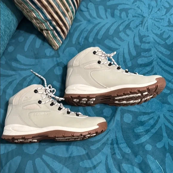 NWOT Columbia Cream and Brown Boots High-Top Design - Picture 4 of 7